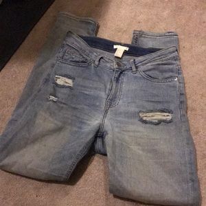 H&M girlfriend jeans. High waist. 4 destroyed
